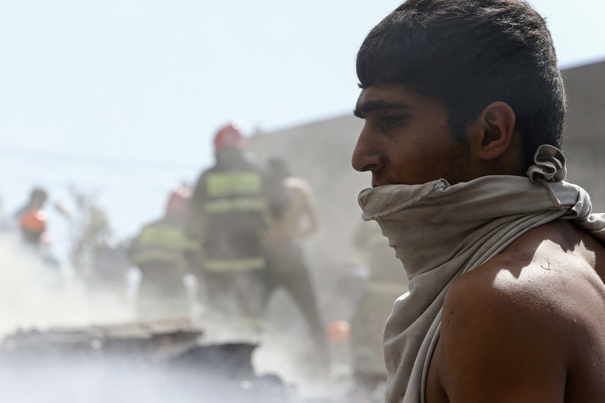 Bomberos y ciudadanos colaboran en la búsqueda. Crédito: Vahram Baghdasaryan / Reuters