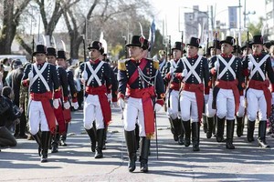 Los granaderos ingresaron la réplica del sable corvo; el arzobispo de Rosario, Eliseo Martín, realizó una invocación religiosa por el eterno descanso del Libertador de América y tomó la palabra el intendente Leonardo Raimundo. Foto: Municipalidad de San Lorenzo