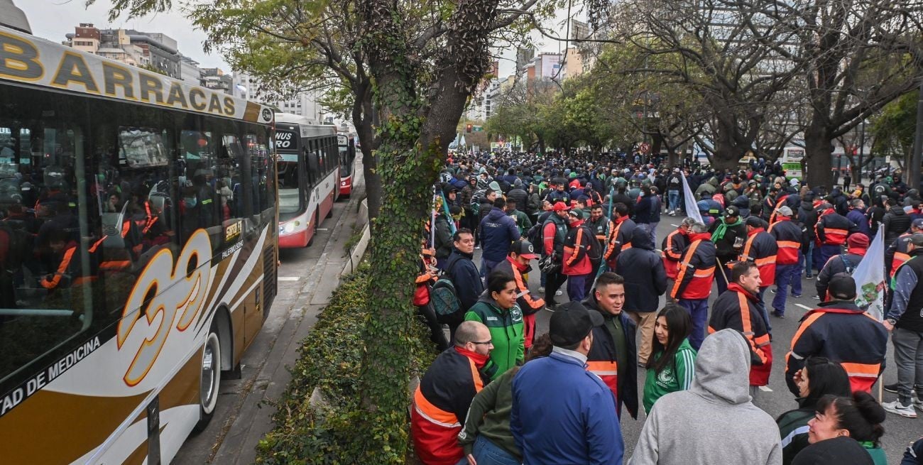 Caos en el tránsito de Buenos Aires por movilizaciones en el Congreso y en Plaza de Mayo