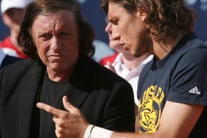 TENNIS-MEN/POERTSCHACH - Juan Monaco of Argentina (R) talks with his compatriot former tennis player Guillermo Vilas during the victory ceremony of Hypo Group International tennis tournament in Poertschach May 24, 2008. REUTERS/Heinz-Peter Bader  (AUSTRIA) Poertschach austria Juan Monaco Guillermo Vilas campeonato torneo grupo hypo tenis partido tenista argentino
