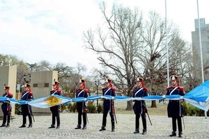 Al momento de los discursos, el intendente Raimundo destacó el trabajo conjunto para transformar la fecha del paso a la inmortalidad del General San Martín en un mes colmado de actividades conmemorativas. Foto: Municipalidad de San Lorenzo