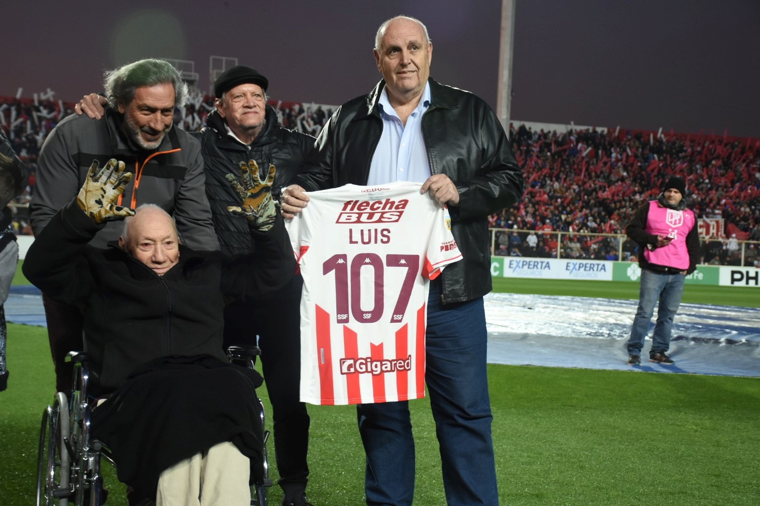 Luis Acosta, socio vitalicio de Unión de 107 años, fue reconocido en el campo de juego por el presidente Spahn. Foto: Manuel Fabatía