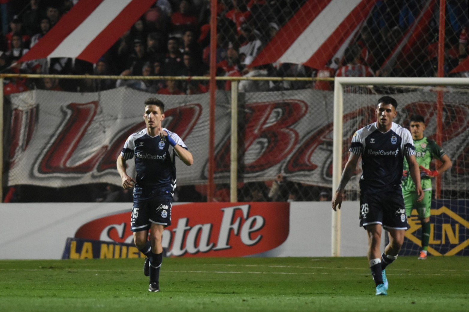 El ex Unión Franco Soldano marcó el segundo gol para el equipo de La Plata.