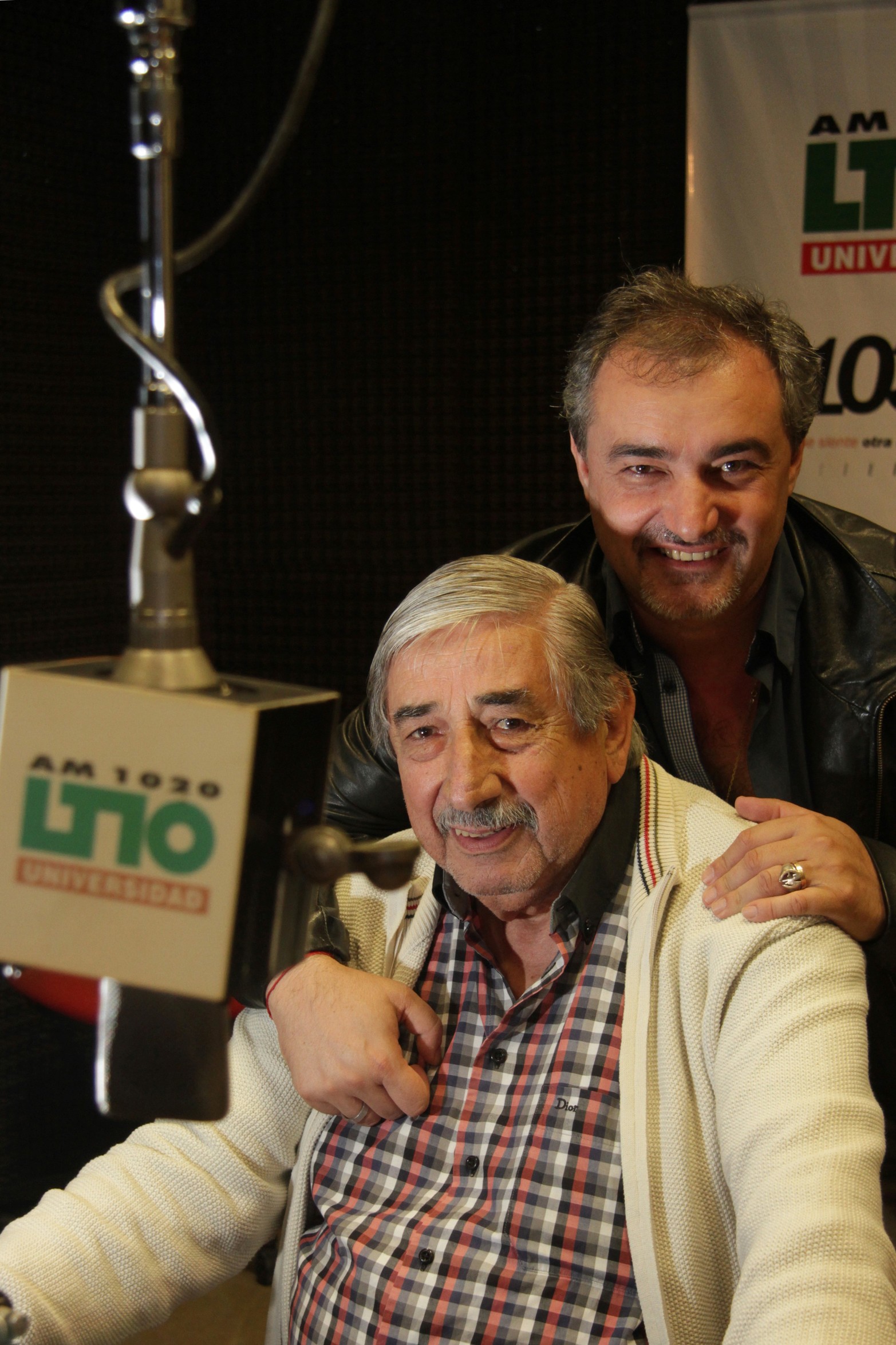 Fue comentarista durante más de 30 años de LT10, donde formó una dupla memorable primero con Walter Saavedra y luego con Fabián Mazzi. Antes había trabajado también en LT9 y además escribió en El Litoral. Tenía 81 años.