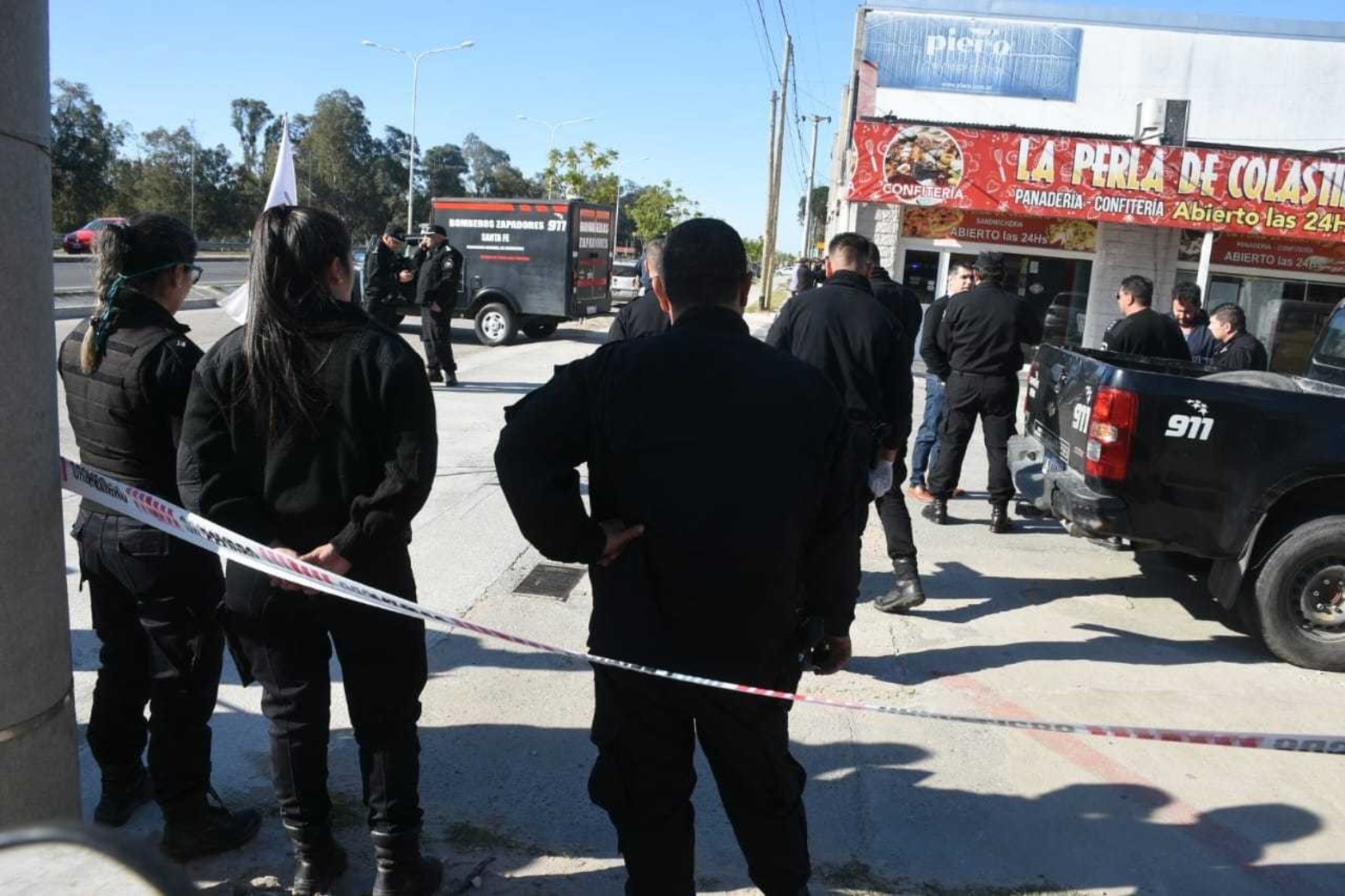 Un ex cadete del Liceo esperó a una combi de la institución en el comercio -parada habitual del vehículo sobre la ruta 1-, mató a puñaladas al chofer e hirió a cuatro menores.