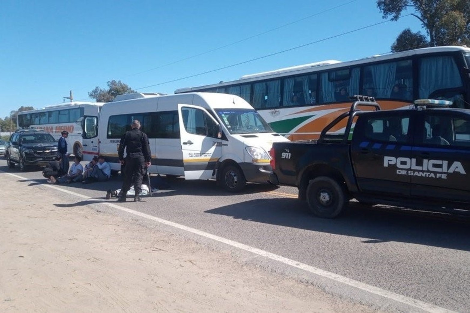 Luego de apuñalar al chofer, el agresor se apoderó del vehículo, lo puso en marcha y circuló un par de kilómetros con los jóvenes a bordo.