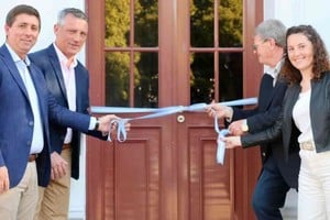 Tras el corte de cintas se procedió al acceso al edificio donde se pudieron apreciar objetos antiguos, que pertenecieron a pobladores de Progreso. Foto: Miguel Meynet