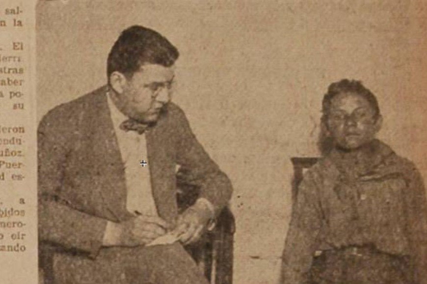 El joven Marzó junto al dibujante de Diario El Orden. Archivo El Orden / Hemeroteca Digital Castañeda