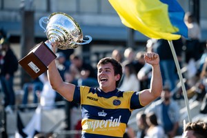 El capitán de GER, Ramiro Picotto, festeja con la copa en mano. Gimnasia salió campeón después de 18 años. Crédito: Prensa CAE