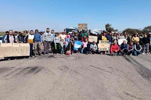 Se programó un próximo corte para el día jueves 25 de agosto en el horario de 13 a 15. “Necesitamos ser más de 500 autoconvocados. Esta lucha es de todos. Invitamos a las comunidades vecinas y a los presidentes comunales para que se sumen al reclamo”, señala la convocatoria.  Foto: Eloy Rodríguez