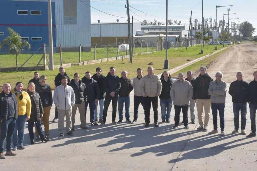 El conjunto de empresarios que radicó sus industrias en Los Polígonos se sumó a la foto de El Litoral para dar fuerza al reclamo por una mejor infraestructura energética. Crédito: Flavio Raina