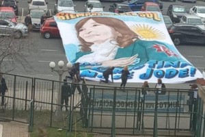 "Con Cristina no se jode". La consigna enarbolada por La Cámpora, en un cartel desplegado frente a los tribunales de Comodoro Py.