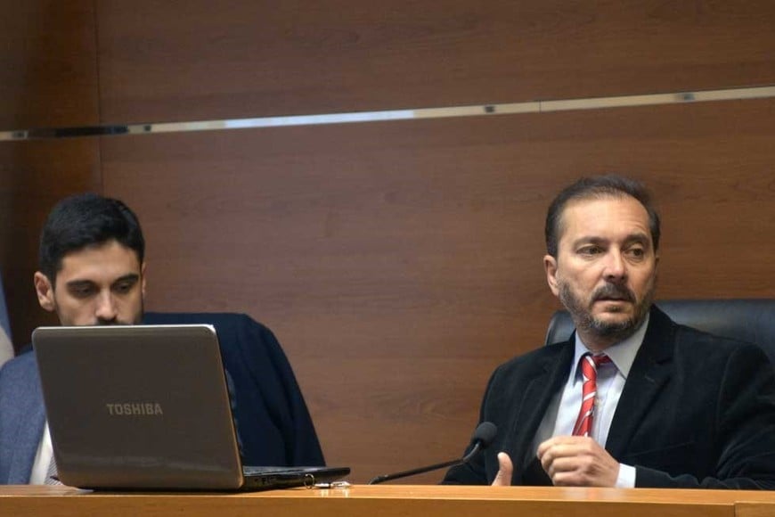 Unos 70 testigos pasarán delante del tribunal integrado por Leandro Lazzarini (izq), Gustavo Urdiales (der) y Pablo Ruiz Staiger (por videoconferencia).  Crédito: Flavio Raina