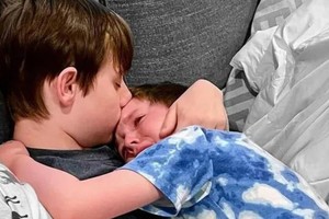La foto abrazando a su hermano menor conmociona al mundo entero en las redes sociales.