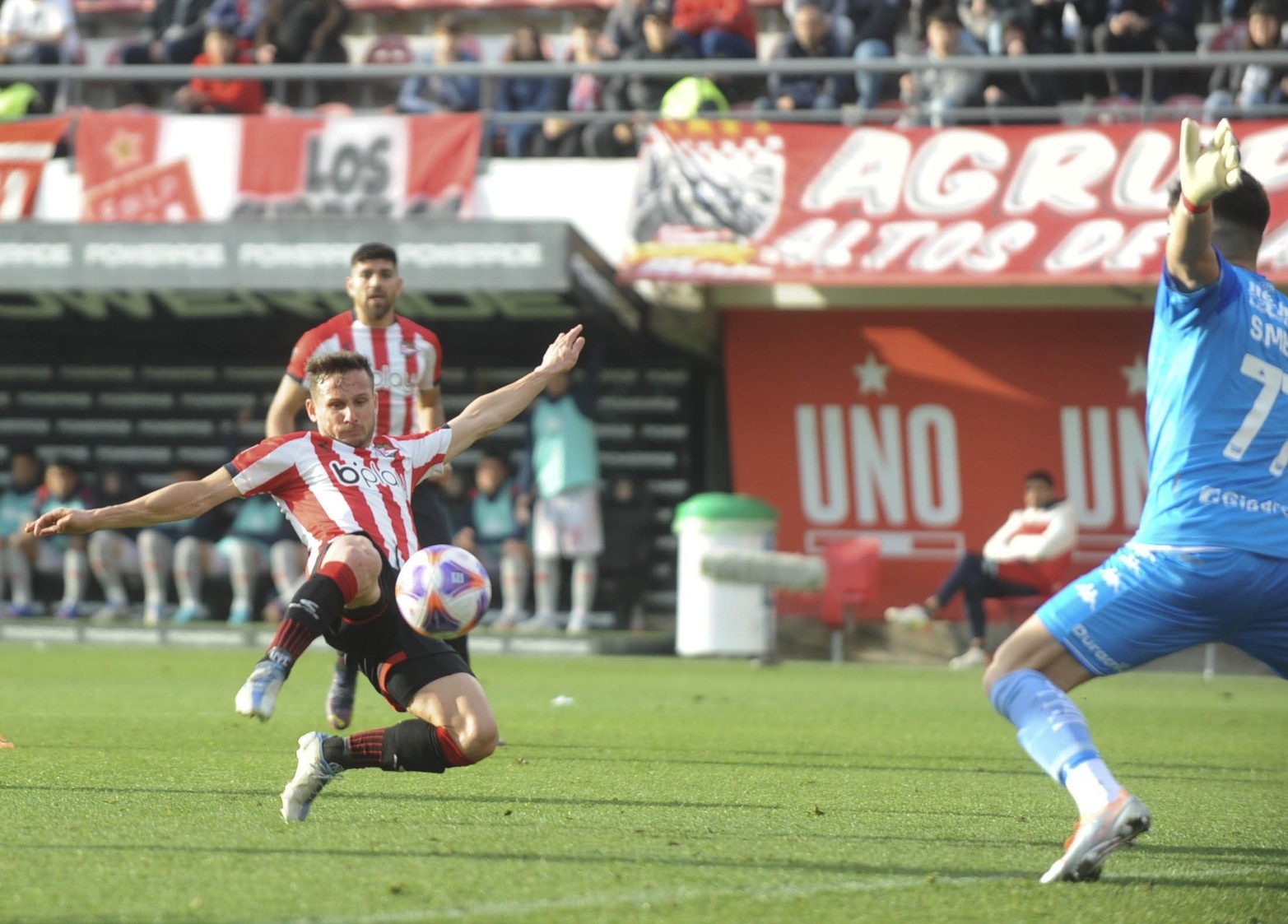 El primer tiempo pasó casi en su totalidad en el campo de juego de Unión, donde Santiago Mele se volvió a lucir como arquero y figura del equipo.