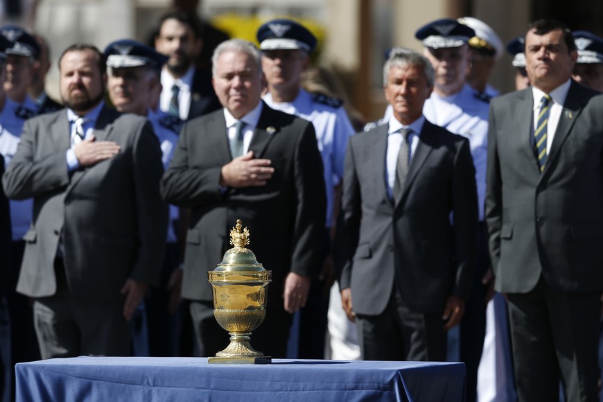 El relicario del corazón de Pedro I, es recibido con honores militares, a su llegada a una base aérea, en Brasilia, Brasil, el 22 de agosto de 2022. Foto: Xinhua 