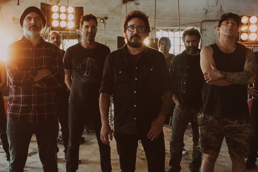 Para Santiago, el nuevo es un disco “para mover la patita”. Sobre todo por su origen, ya que surgió a partir de varias líneas de bajo, compuestas por el “Enano”. Foto: Gallo Bluguermann