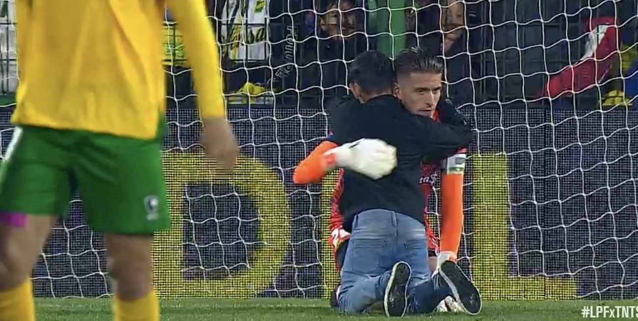 Video: tras perder contra Boca sobre el final, un niño entró a la cancha a consolar a Unsain