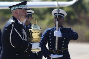 El oficial de policía portugués, Antonio Leitao da Silva, carga un relicario con el corazón de Pedro I, durante una ceremonia de honores militares, en una base aérea, en Brasilia, Brasil, el 22 de agosto de 2022. Foto: Xinhua