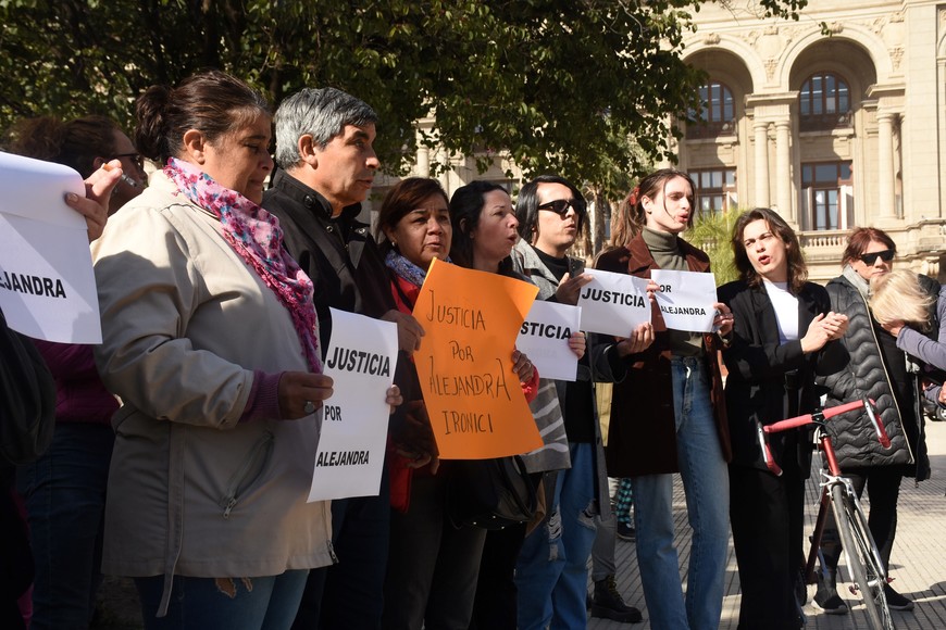 Concentración en Tribunales por la muerte de Alejandra Ironici