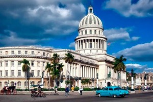 En un hecho histórico el régimen cubano permitirá a su población adquirir la moneda estadounidense. Crédito: Al Día