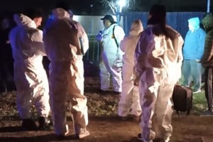 Peritos realizando las labores correspondientes en el sitio del crimen. Crédito: AIC