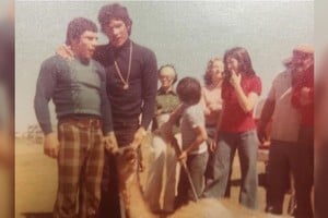 Daniel González y Carlos Monzón de cacería en Península Valdés en 1973. El nene que sostiene el rifle es Ricardo Casado, hijo del anfitrión de los santafesinos en aquella oportunidad.