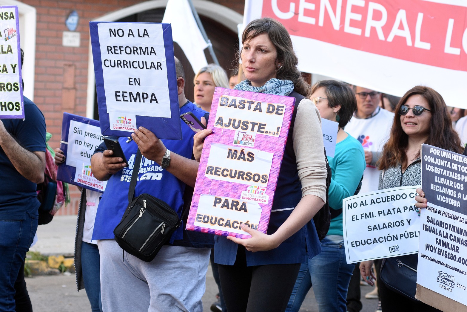 Carteles en el paro y movilización docentes. Foto Guillermo Di Salvatore