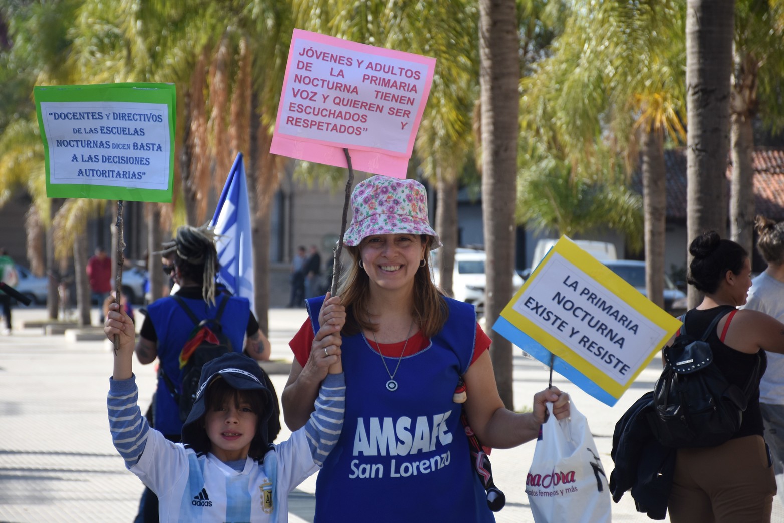 Carteles en el paro y movilización docentes. Foto Mauricio Garín