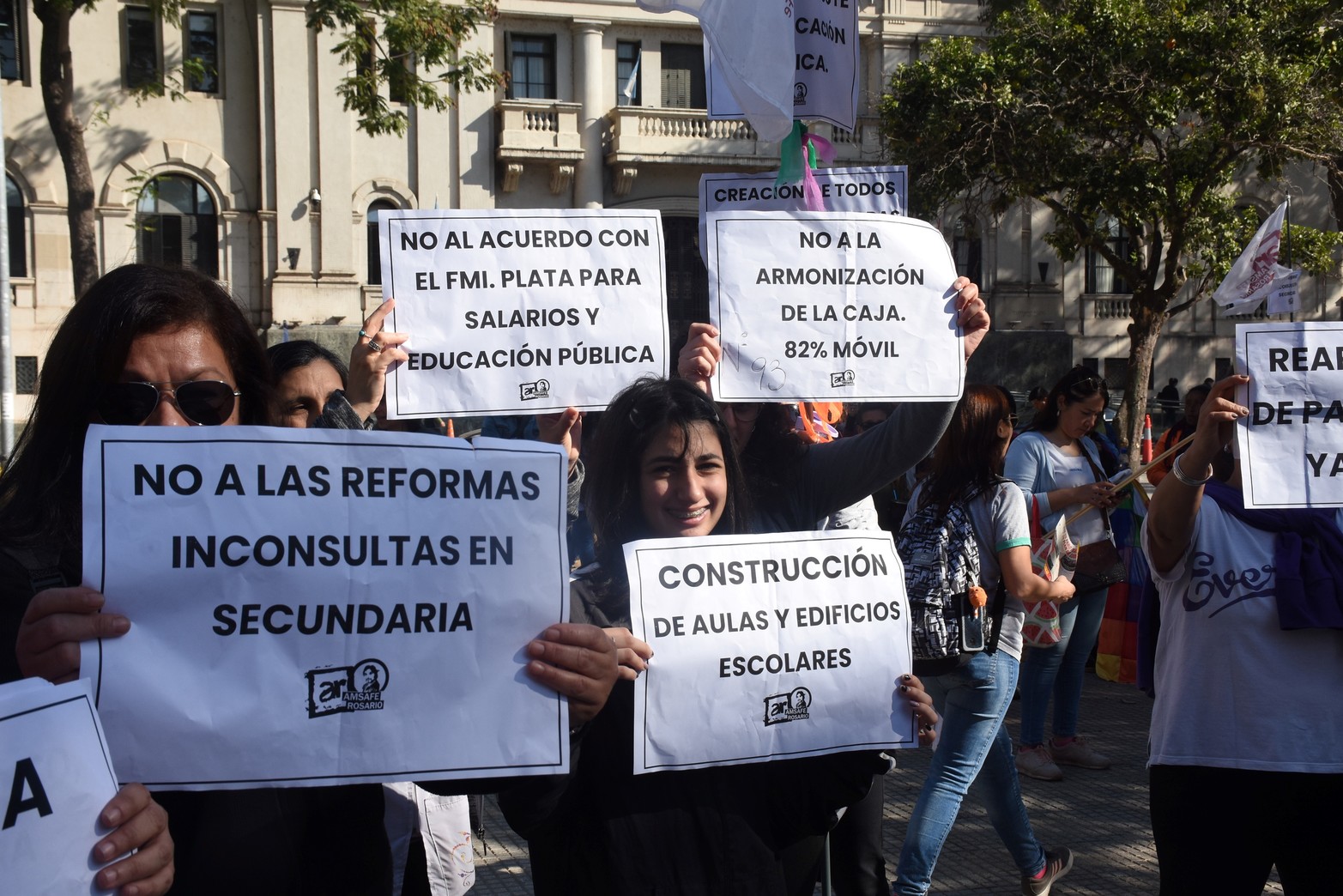 Carteles en el paro y movilización docentes. Foto Mauricio Garín