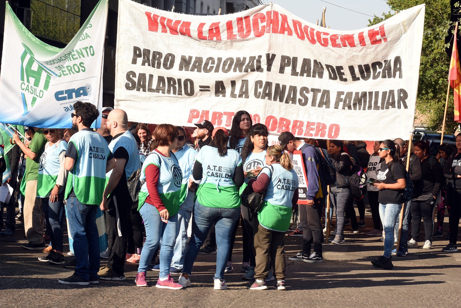 Carteles en el paro y movilización docentes. Foto Guillermo Di Salvatore