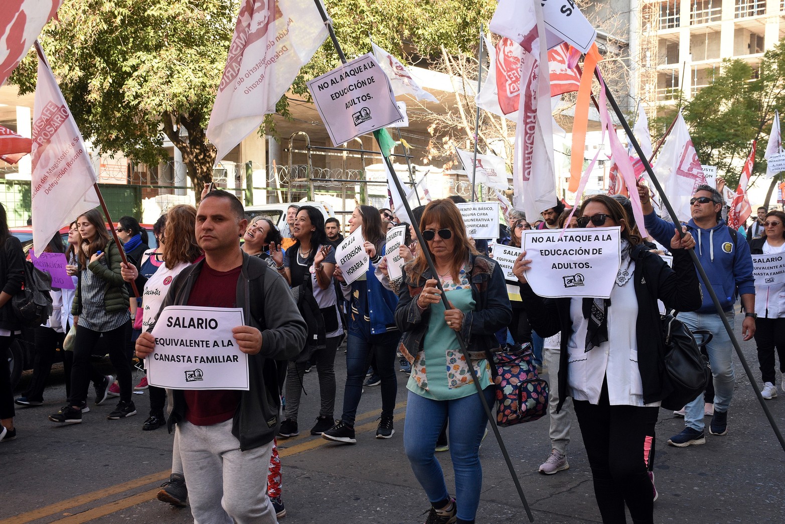 Carteles en el paro y movilización docentes. Foto Guillermo Di Salvatore