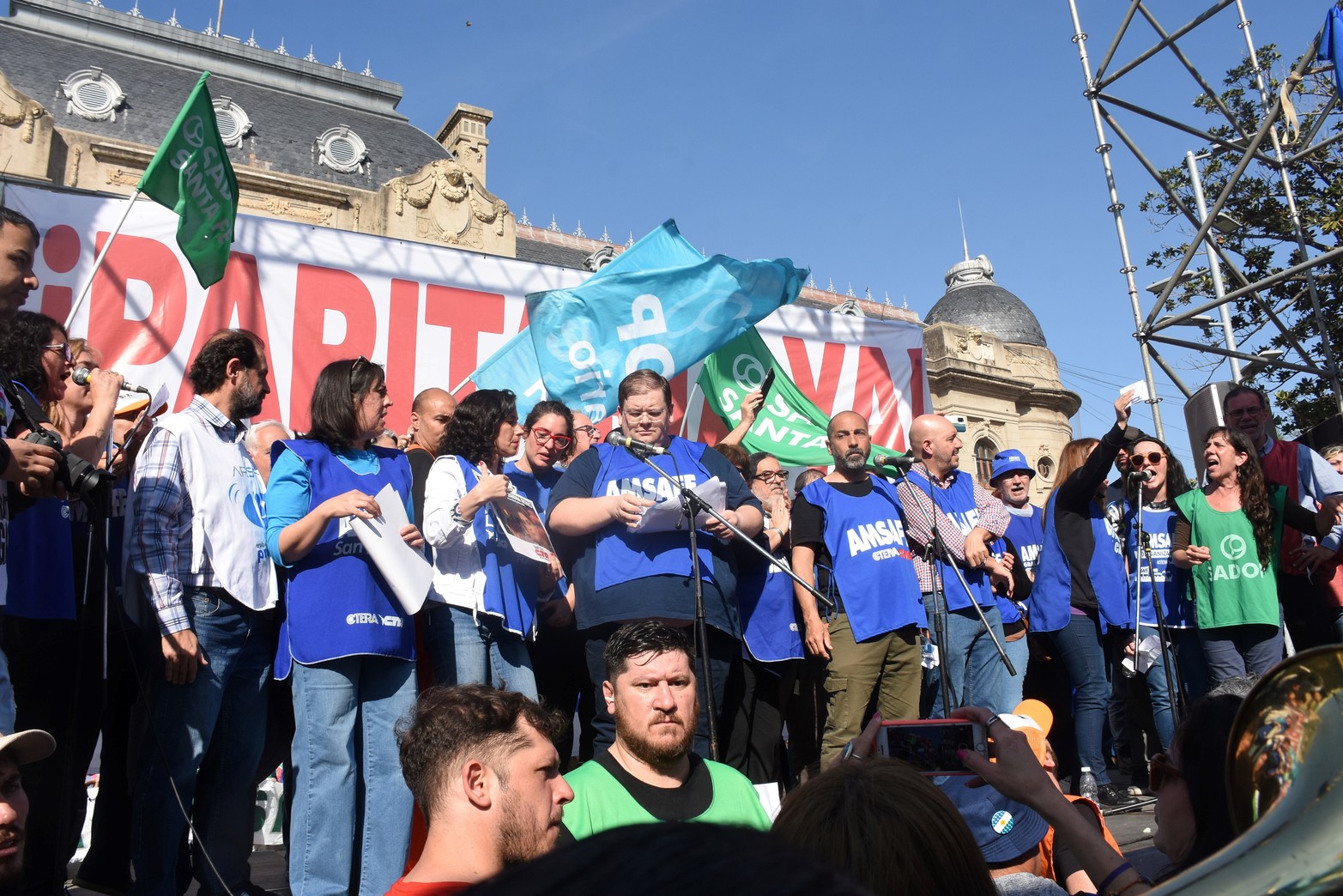 Los oradores en plaza 25 de mayo en la movilización docente. Foto Mauricio Garín