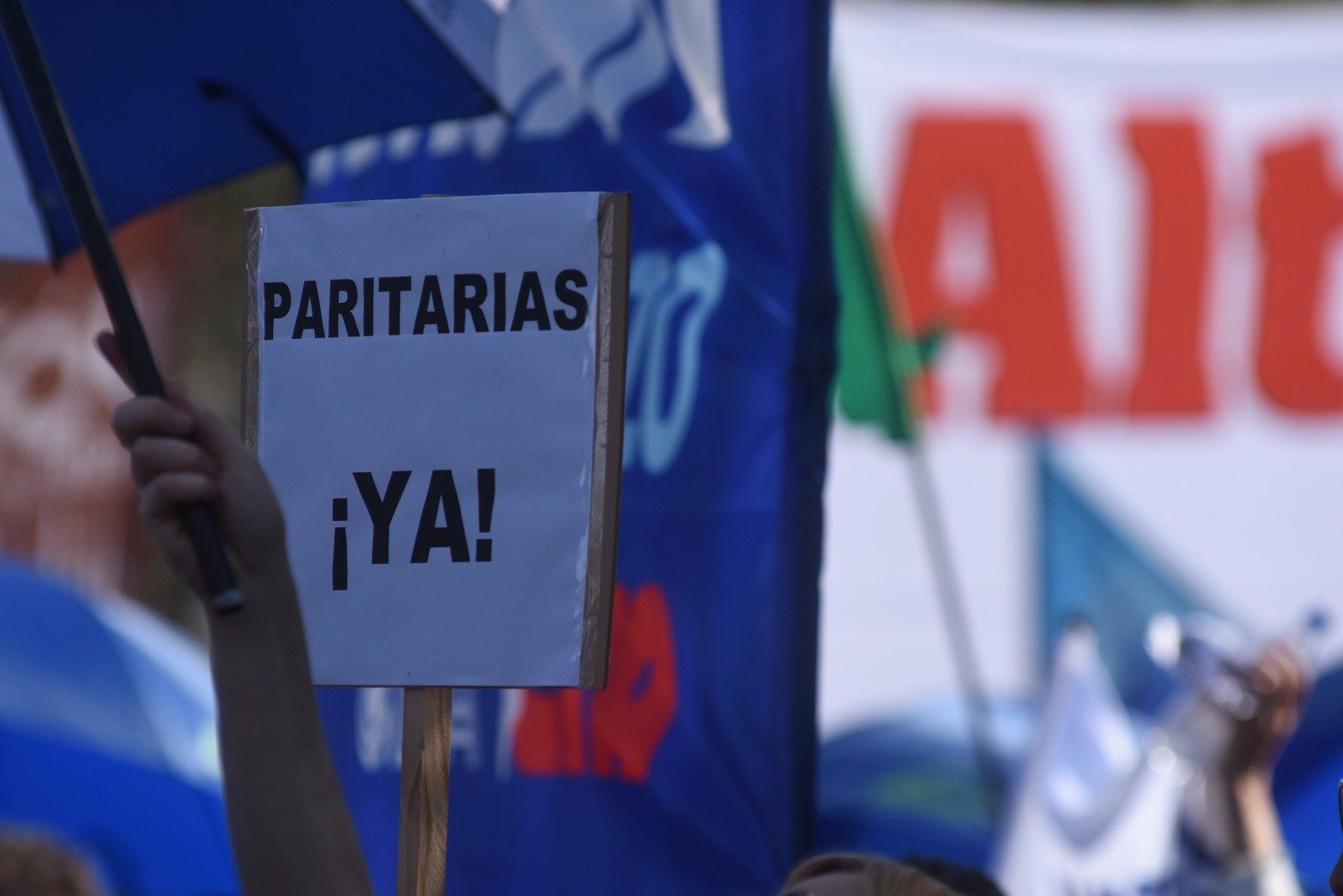 Carteles en el paro y movilización docentes. Foto Mauricio Garín