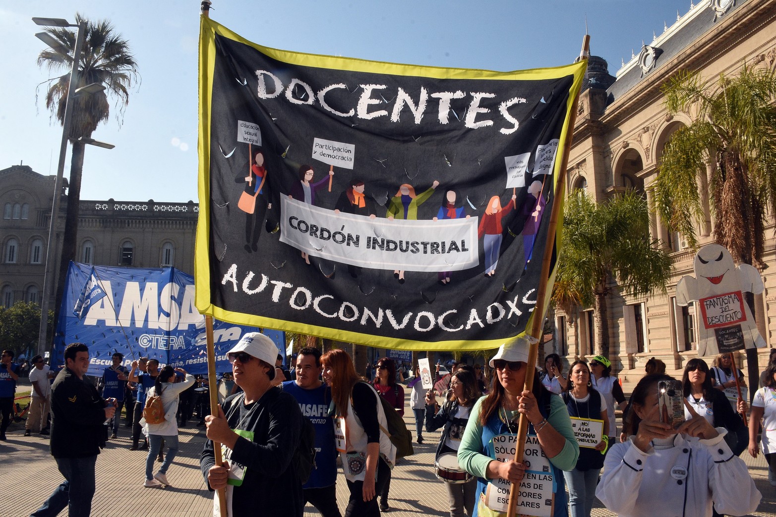 Carteles en el paro y movilización docentes. Foto Guillermo Di Salvatore