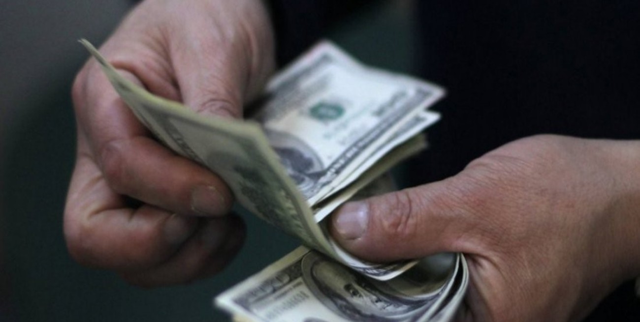 Evalúan prohibir la compra de dólar ahorro a quienes hayan pedido mantener subsidios de tarifas