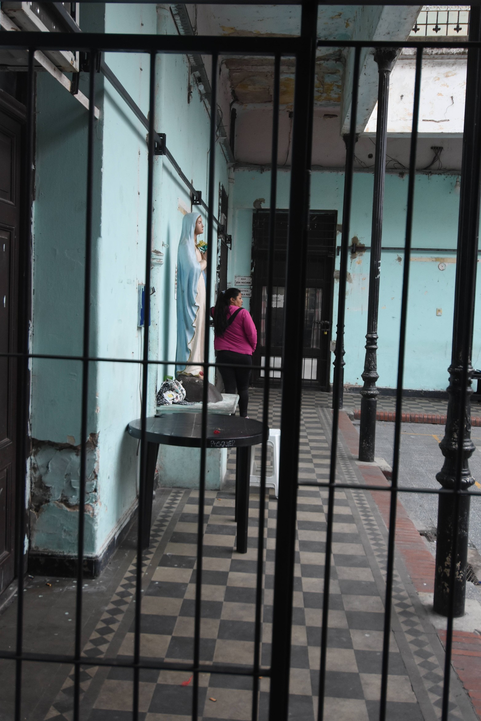 Todos los espacios están delimitados por rejas, por gruesos barrotes de hierro que solo abren las guardiacárceles.Crédito: Flavio Raina