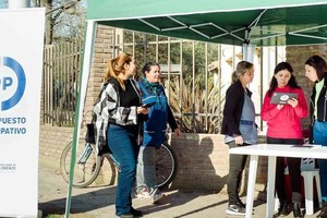 Con una alta participación ciudadana, la votación se desarrolló vía online a través de pp.sanlorenzo.gob.ar y también de modo presencial con una urna que recorrió puntos estratégicos de los tres distritos de la ciudad. Foto: Municipalidad de San Lorenzo