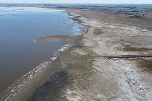 A través de la Secretaría de Recursos Hídricos, llevó adelante la licitación de la obra de “corrimiento de la defensa sobre la ruta provincial N° 90, ejecución de terraplén sobre el área lagunar”. Foto: Gobierno de Santa Fe