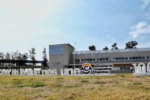 El puerto de Timbúes, sobre el río Paraná, pertenece a la Asociación de Cooperativas Argentinas (ACA)