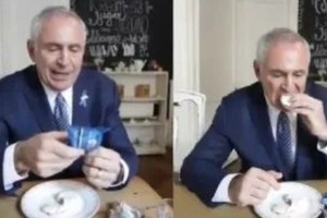 el embajador de Estados Unidos probó alfajores santafesinos