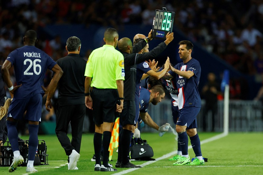 Soccer Football - Ligue 1 - Paris St Germain v AS Monaco - Parc des Princes, Paris, France - August 28, 2022
Paris St Germain's Lionel Messi is substituted off and replaced by Pablo Sarabia REUTERS/Christian Hartmann