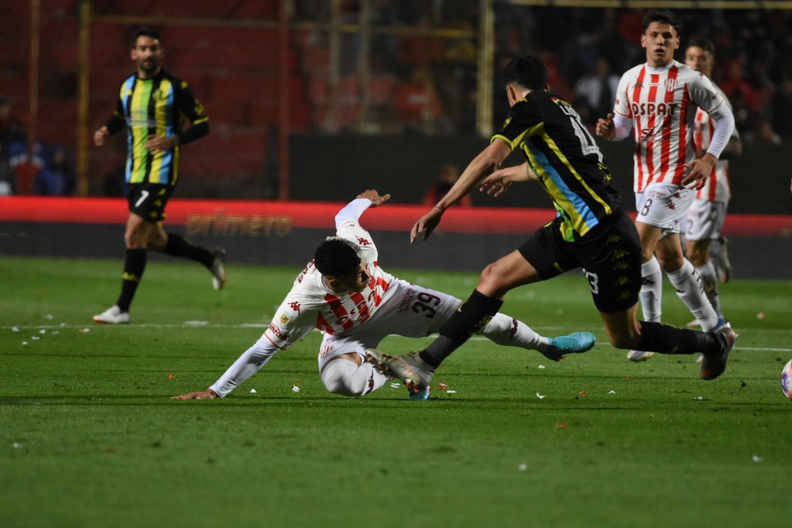 Sin fútbol ni ideas, Unión empató 0 a 0 goles ante Aldosivi en Santa Fe, y sumó el cuarto partido sin ganar. Esta racha negativa dejó al "tatengue" estancado en 38 unidades en la tabla general, 13ro. en la de la LPF, y fuera de la clasificación para la Copa Sudamericana 2023. Foto: Manuel Fabatía