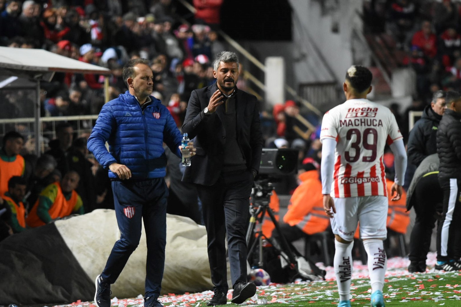 Sin fútbol ni ideas, Unión empató 0 a 0 goles ante Aldosivi en Santa Fe, y sumó el cuarto partido sin ganar. Esta racha negativa dejó al "tatengue" estancado en 38 unidades en la tabla general, 13ro. en la de la LPF, y fuera de la clasificación para la Copa Sudamericana 2023. Foto: Manuel Fabatía