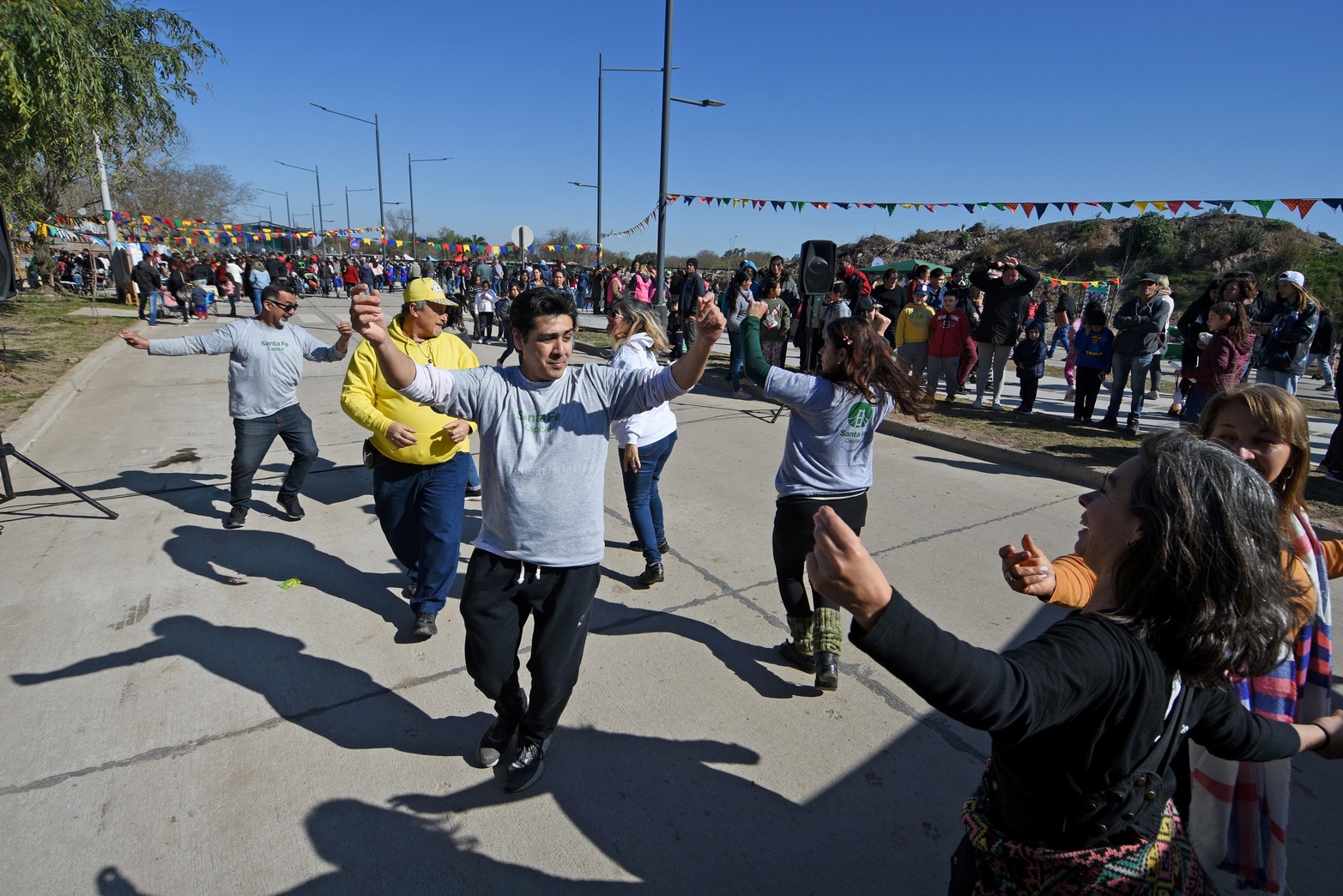 Gran cantidad de santafesinos se dio cita en Azcuénaga y Gobernador Menchaca (Camino Viejo a Esperanza), donde se llevó a cabo este domingo el cierre de los festejos por el Mes de las Infancias.
