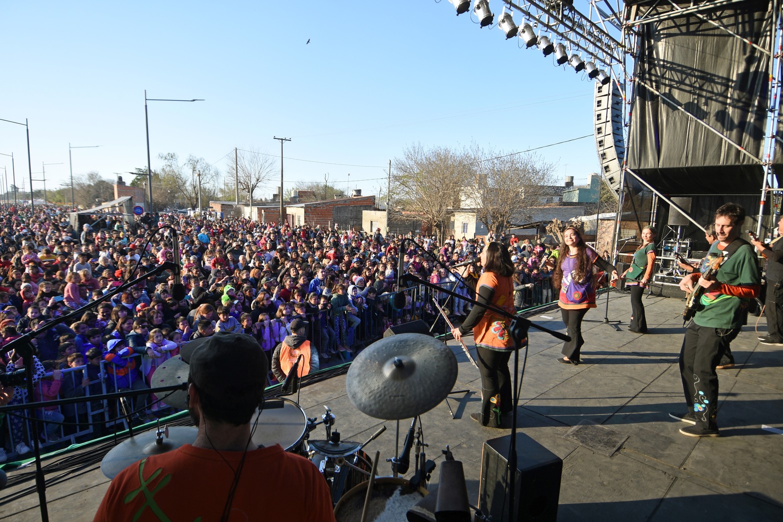 Gran cantidad de santafesinos se dio cita en Azcuénaga y Gobernador Menchaca (Camino Viejo a Esperanza), donde se llevó a cabo este domingo el cierre de los festejos por el Mes de las Infancias.