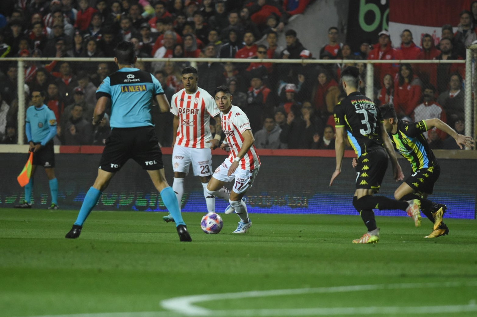 Sin fútbol ni ideas, Unión empató 0 a 0 Sin fútbol ni ideas, Unión empató 0 a 0 goles ante Aldosivi en Santa Fe, y sumó el cuarto partido sin ganar. Esta racha negativa dejó al "tatengue" estancado en 38 unidades en la tabla general, 13ro. en la de la LPF, y fuera de la clasificación para la Copa Sudamericana 2023. Foto: Manuel Fabatía