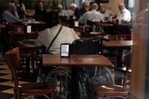 La mujer se encontraba bien de salud aunque un poco desorientada y sufre mal de Parkinson.