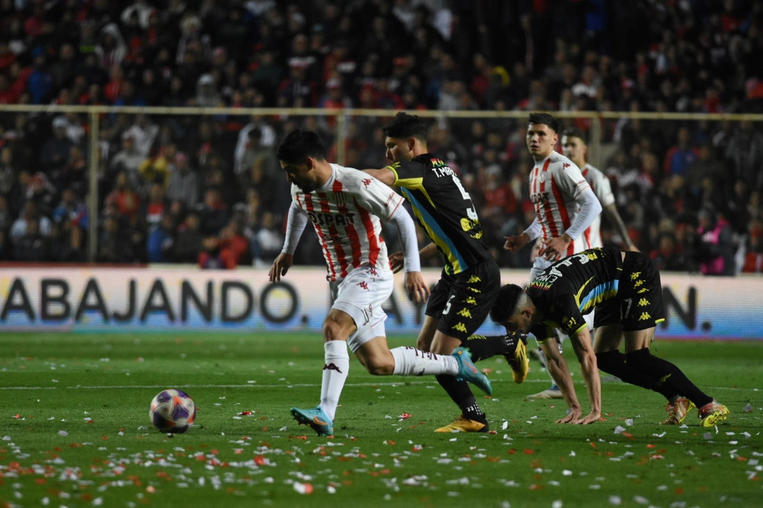 Sin fútbol ni ideas, Unión empató 0 a 0 goles ante Aldosivi en Santa Fe, y sumó el cuarto partido sin ganar. Esta racha negativa dejó al "tatengue" estancado en 38 unidades en la tabla general, 13ro. en la de la LPF, y fuera de la clasificación para la Copa Sudamericana 2023. Foto: Manuel Fabatía