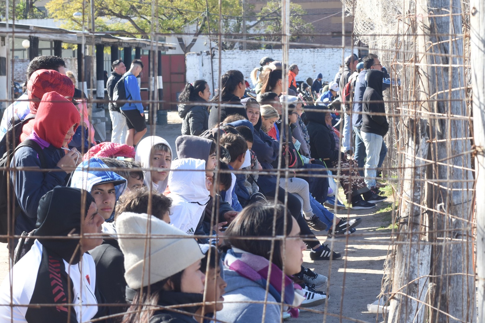Inferiores liga Club Deportivo Santa Rosa de Lima recibió a  Juventud Unida de Candioti. Con el transcurrir de la jornada, se espera un buen marco de público. Foto Flavio Raina